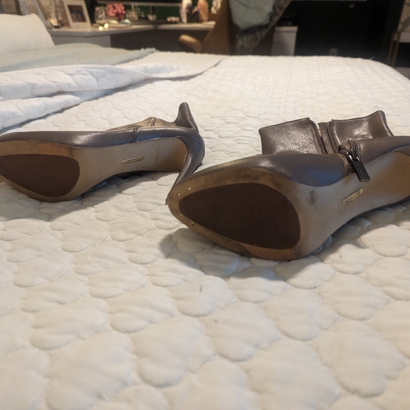 Sz 10 Louise et Cie Women's Leather Booties Ankle Boots Stiletto Heel Dress Boot - Picture 6 of 6